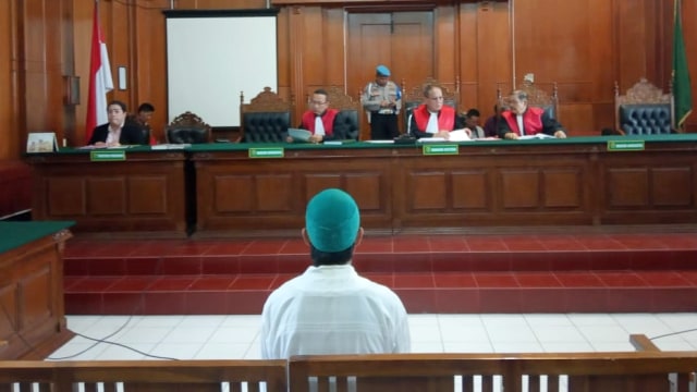 Driver ojol di Surabaya, Ahmad Hilmi Hamdani menjalani sidang putusan di PN Surabaya. Foto: Yuana Fatwalloh/kumparan