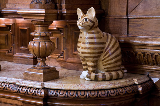 Patung kucing di Kattenkabinet Amsterdam Foto: Wikimedia Commons