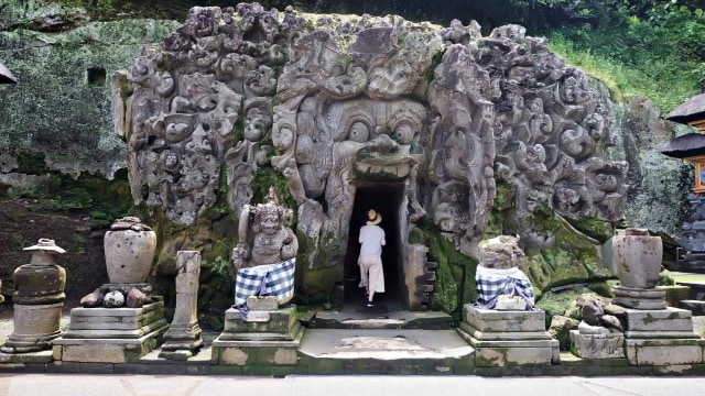 Wisatawan di Goa Gajah, Bali. Foto: Bella Cynthia / kumparan