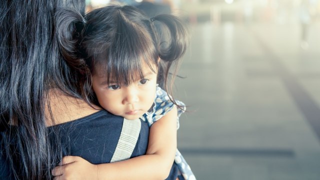 Anak digendong. Foto: Shutterstock