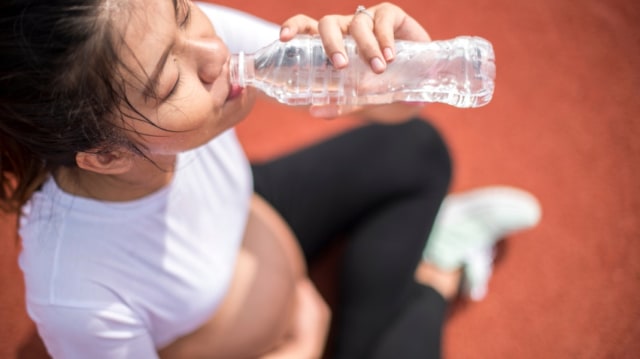 ibu hamil minum air saat kepanasan Foto: Shutterstock