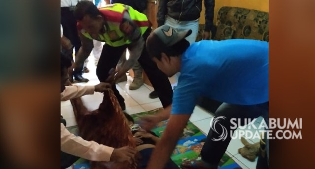 Petugas dan warga mengevakuasi jenazah gadis yang gantung diri di Desa Darmareja, Kecamatan Nagrak, Kabupaten Sukabumi, Rabu (20/3). | Foto: Istimewa