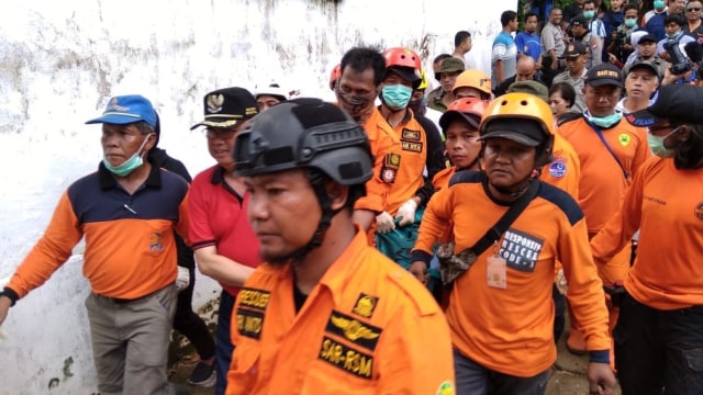 Evakuasi korban longsor di Imogiri, Yogyakarta, Rabu (20/3). Foto: Dok. Basarnas Yogyakarta