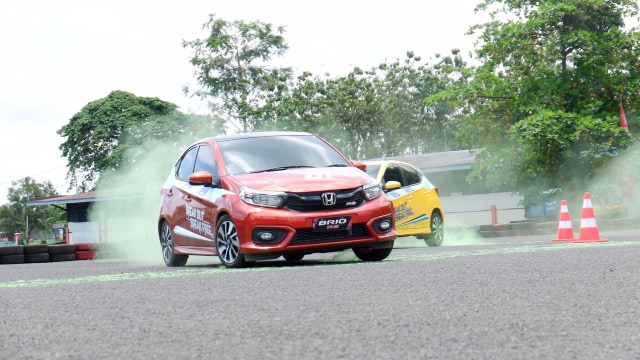Slalom Honda Brio di arena parkir sirkuit Sentul Foto: Aditya Pratama Niagara/kumparanOTO