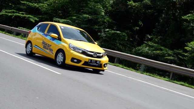 Uji irit Honda Brio melintasi tol lingkar luar Jakarta Foto: Aditya Pratama Niagara/kumparanOTO