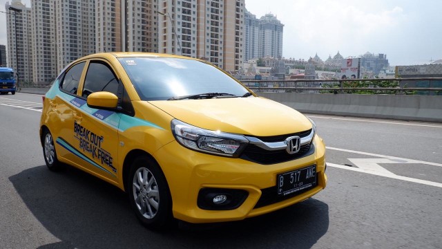 Uji irit Honda Brio melintasi tol lingkar luar Jakarta Foto: Aditya Pratama Niagara/kumparanOTO