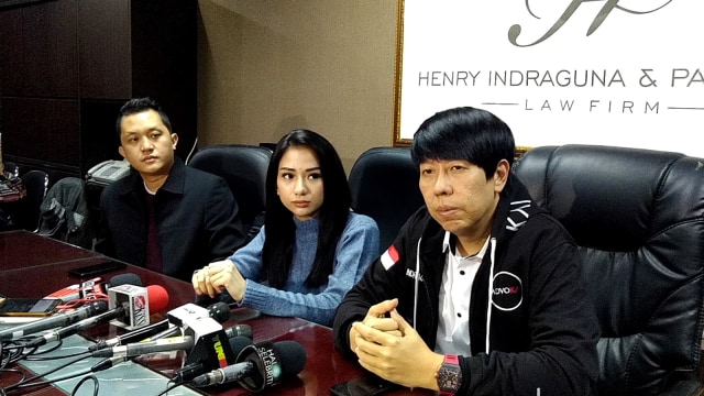 Bella Luna Ferlin (tengah) dan Kuasa Hukum, Henry Indraguna (kanan). Foto: Maria Gabrielle Putrinda/kumparan