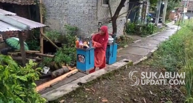 Potret Saminem, wanita tangguh asal Kampung Cikukulu 2, RT 07/RW 02, Desa Cisande, Kecamatan Cicantayan, Kabupaten Sukabumi, sedang berjualan cilok kelilling kampung. | Foto: Ruslan AG