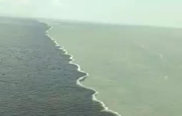 Fenomena air laut berbeda warna di Selat Madura.