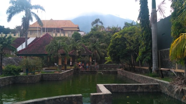 Anak-anak terlihat asik mandi dan bermain di Ake Santosa. Sumber air dekat Kadaton Ternate. (Foto: Rizal Syam/cermat)