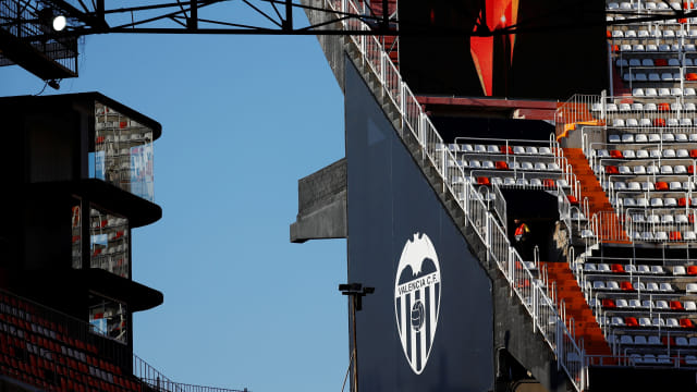 Lambang Valencia di Stadion Mestalla Foto: REUTERS/Juan Medina