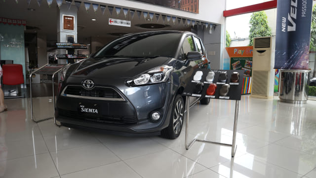 Toyota Sienta dipajang di diler Auto2000 HR Muhammad, Surabaya. Foto: Ghulam Muhammad Nayazri / kumparanOTO