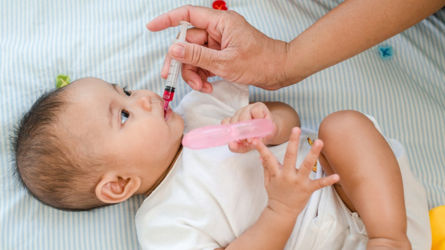 Ilustrasi memberi bayi obat dengan spuit Foto: Shutterstock