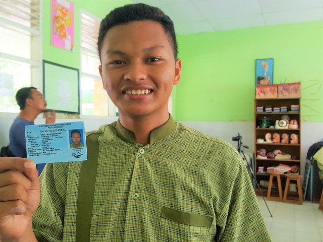 Seorang siswa MAN 1 Kendari usai lakukan perekaman e-KTP, Kamis (21/03). Foto: Lukman Budianto/kendarinesiaid