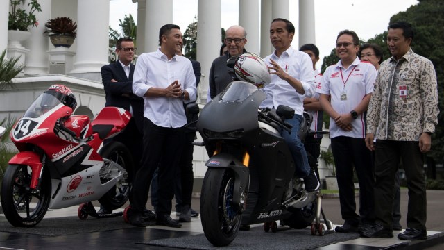 Presiden Joko Widodo (ketiga kanan) bersama CEO Dorna Carmelo Ezpeleta (tengah) mencoba motor balap di Istana Bogor, Jawa Barat. Foto: ANTARA FOTO/Puspa Perwitasari