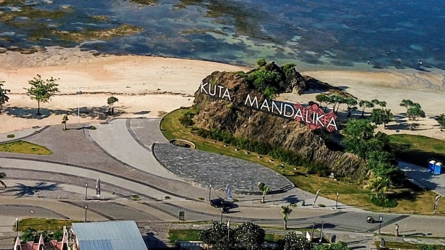 Foto udara proyek pengembangan pantai Mandalika, yang merupakan lokasi untuk balapan sepeda motor MotoGP di Mandalika, Lombok. Foto: AFP/ARSYAD ALI