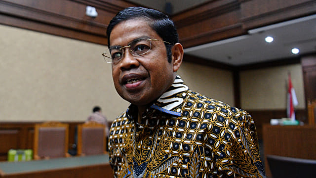 Terdakwa kasus dugaan suap proyek PLTU Riau-1 Idrus Marham meninggalkan ruangan seusai menjalani sidang tuntutan di Pengadilan Tipikor, Jakarta. Foto: Antara/Sigid Kurniawan