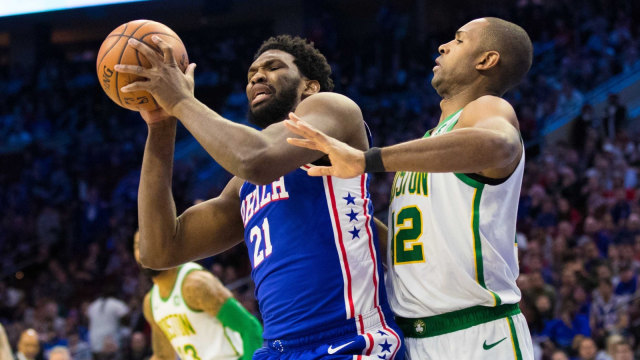 Al Horford berupaya menghalangi Joel Embiid. Foto: Reuters/Bill Streicher