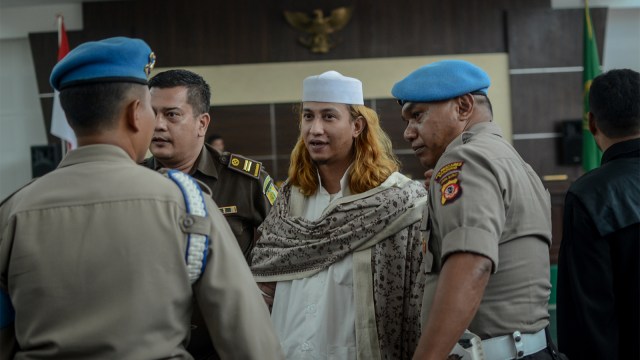 Terdakwa kasus dugaan penganiayaan terhadap remaja Bahar bin Smith berjalan keluar ruangan seusai menjalani sidang lanjutan. Foto: ANTARA FOTO/Raisan Al Farisi