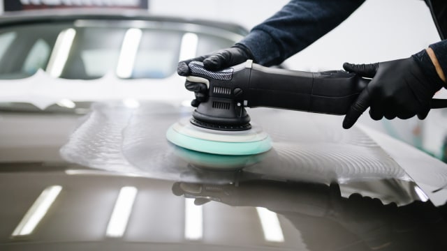 Ilustrasi memoles kendaraan. Foto: Shutterstock