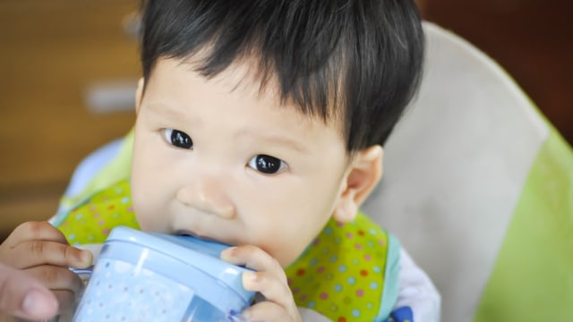 Ilustrasi bayi minum air mineral. Foto: Shutterstock