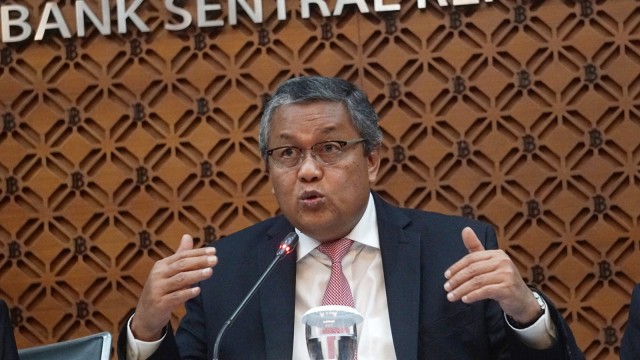 Gubernur Bank Indonesia, Perry Warjiyo memberikan keterangan pers terkait hasil Rapat Dewan Gubernur BI bulan Maret di Jakarta, Kamis (21/3). Foto: Fanny Kusumawardhani/kumparan