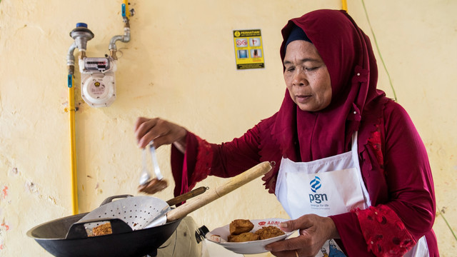 Warga memasak dengan menggunakan jaringan gas untuk rumah tangga di Kota Cirebon, Jawa Barat, Kamis (21/3). Foto: ANTARA FOTO/M Agung Rajasa