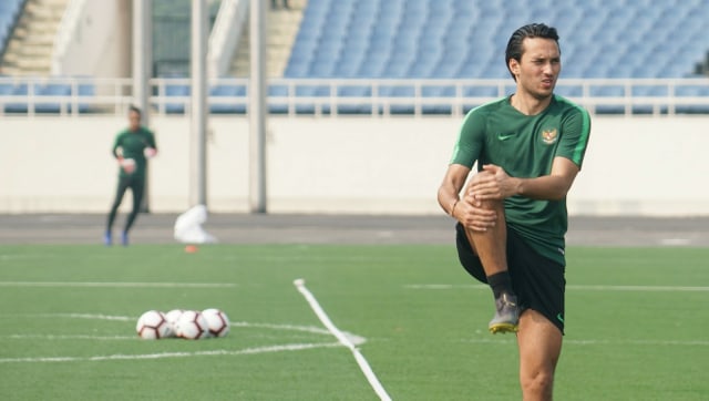 Pemain Timnas Indonesia U-23, Ezra Walian menjalani sesi latihan jelang laga perdana kualifikasi Piala Asia U-23 2020 melawan Thailand di Stadion My Dinh, Hanoi, Kamis (21/3/2019). Foto: Nugroho Sejati/kumparan