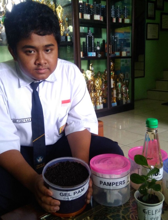 Izaz Khoirullah Alkhalid dan Gel Pam buatannya. Foto : Masruroh