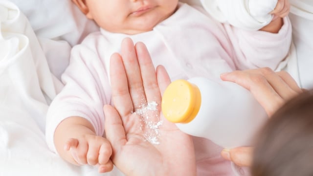 Ilustrasi bedak bayi untuk biang keringat. Foto: Shutterstock