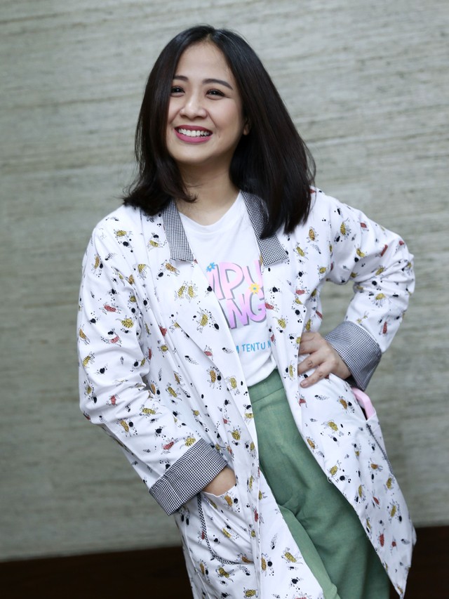 Penyanyi Astrid saat hadir di konferensi pers launching poster film Rumput Tetangga di Jakarta Kamis (21/3). Foto: Ronny