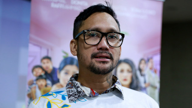 Aktor Tora Sudiro saat hadir di konferensi pers launching poster film Rumput Tetangga di Jakarta Kamis (21/3). Foto: Ronny