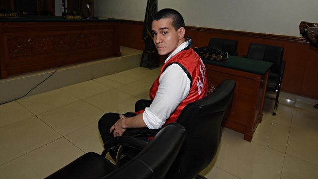 Aktor Steve Emmanuel bersiap menjalani sidang perdana kasus dugaan penyelundupan kokain di Pengadilan Negeri Jakarta Barat. Foto: Antara/Indrianto Eko Suwarso