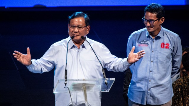 Pasangan calon presiden dan calon wakil presiden nomor urut 02 Prabowo Subianto (kiri) bersama Sandiaga Uno (kanan) berbicara dalam acara silahturahmi Aliansi Pengusaha Nasional, di Djakarta Theater, Jakarta, Kamis (21/3). Foto: ANTARA FOTO/Aprillio Akbar