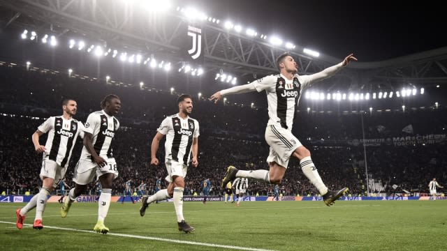 Selebrasi Ronaldo (kanan) usai mencetak gol ke gawang Atletico Madrid di leg kedua babak 16 besar Liga Champions di Allianz Stadium, (13/3). Foto: AFP/BERTORELLO