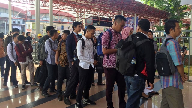 Antrean Pameran Kesempatan Kerja (Job Fair) Nasional Ke-XVIII dan Talent Fest di Jiexpo Kemayoran, Jakarta Pusat, Jumat (22/3). Foto: Nurul Nur Azizah/kumparan