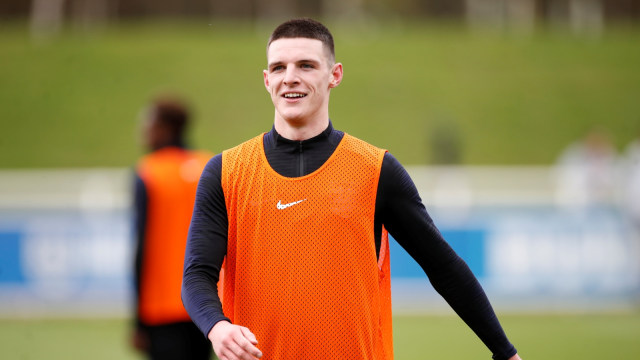 Declan Rice di sesi latihan Timnas Inggris. Foto: Reuters/Carl Recine