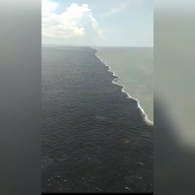 Heboh Air Laut di Bawah Jembatan Suramadu Terpisah, Ada Apa?