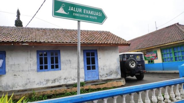 Papan penunjuk jalur evakuasi Bromo. (Foto: Cuwik Sunarip Yudidarmono, Bromo Lovers)