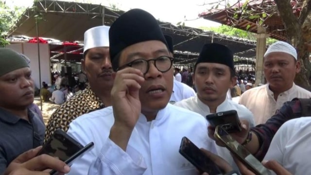 Anggota Komisi XI DPR RI, Mukhammad Misbakhun memberi pernyataan ke sejumlah wartawan di Probolinggo, Minggu (16/9/2018). Foto: Sundari AW.