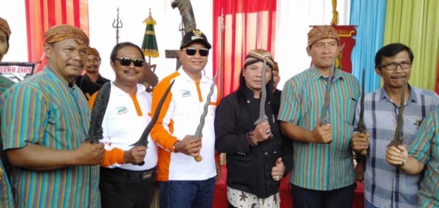 Banyak orang membicarakan keris dari sudut pandang klenik. Padahal, sebagai produk budaya, keris merupakan karya seni tempa kelas tinggi. Pendekatan metalurgi diperlukan agar tak sesat makna.