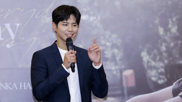 Artis asal Korea Selatan Park Bo Gum saat hadir di konferensi pers jelang acara Good Day di Kota Kasablanka, Jakarta, Jumat (22/3). Foto: Ronny