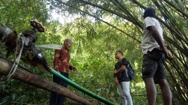 Jauhar A Mahmud, Ketua RW, yang juga tokoh masyarakat Tongole ketika bercerita pada kru cermat, soal bagaimana menjelaskan proses aliran air Tege-Tege ke pemukiman. (Foto: Rajif Duchlun/cermat)
