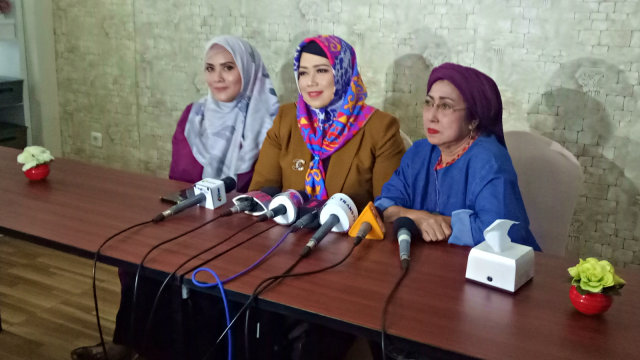 Elma Theana, Ina Rachman dan ibu kandung Laksmi Pamuntjak saat konferensi pers. Foto: Ainul Qalbi/kumparan