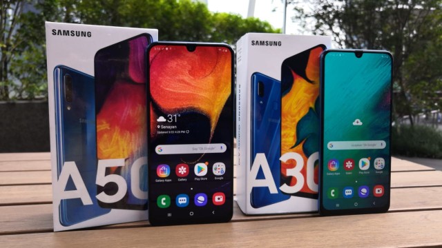 Samsung Galaxy A50 dan Samsung Galaxy A30. Foto: Bianda Ludwianto/kumparan