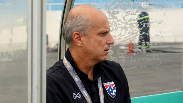 Alexandre da Gama Lima saat masih melatih Thailand di pertandingan babak kualifikasi Piala Asia U-23 Indonesia vs Thailand di Stadion My Dinh, Hanoi, beberapa tahun lalu. Foto: Nugroho Sejati/kumparan