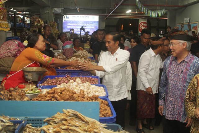 Jokowi bersalaman dengan pedagang pasar Badung saat peresmian pasar itu, Jumat (22/3) - kanalbali/ZTE