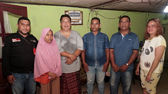 Wa Oni (berkerudung, kedua dari kiri) bersama keluarga almarhum Maryam. Foto: Irfan Adi Saputra/kumparan