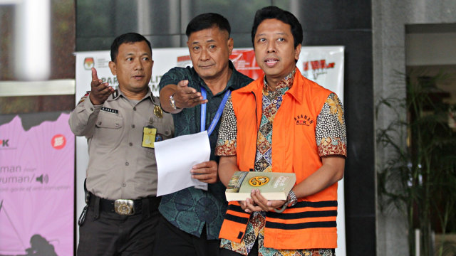 Tersangka kasus dugaan suap terkait seleksi pengisian jabatan di Kementerian Agama, Romahurmuziy berjalan seusai menjalani pemeriksaan perdana di Gedung KPK, Jakarta. Foto: Antara/Reno Esnir