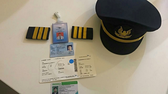 Sejumlah barang bukti yang telah diamankan dari tangan pilot gadungan maskapai Garuda. Foto: Dok. Istimewa